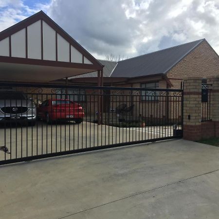 Modern, Private And Close To Town. Albury Exteriör bild